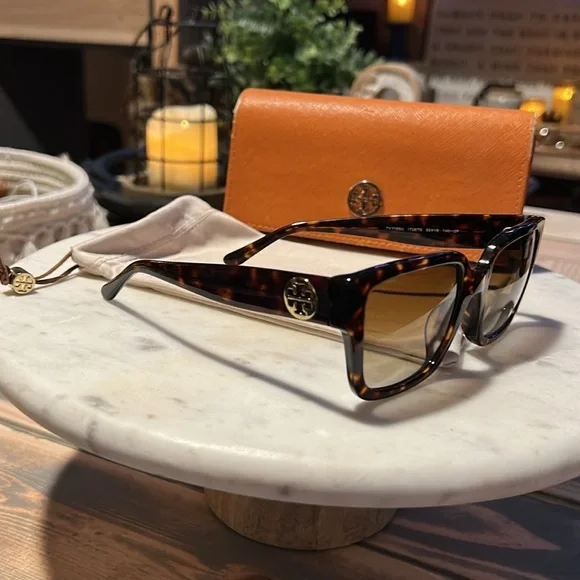 ☀️Tory Burch Sunnies•Tortoise Frames•Gold Tory Burch Logo☀️ - Picture 4 of 11